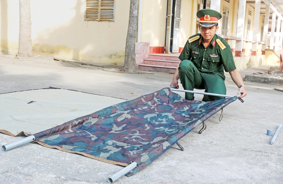 Đại úy Cao Nhất Ngữ với sáng kiến “Phao vượt sông đa năng”.